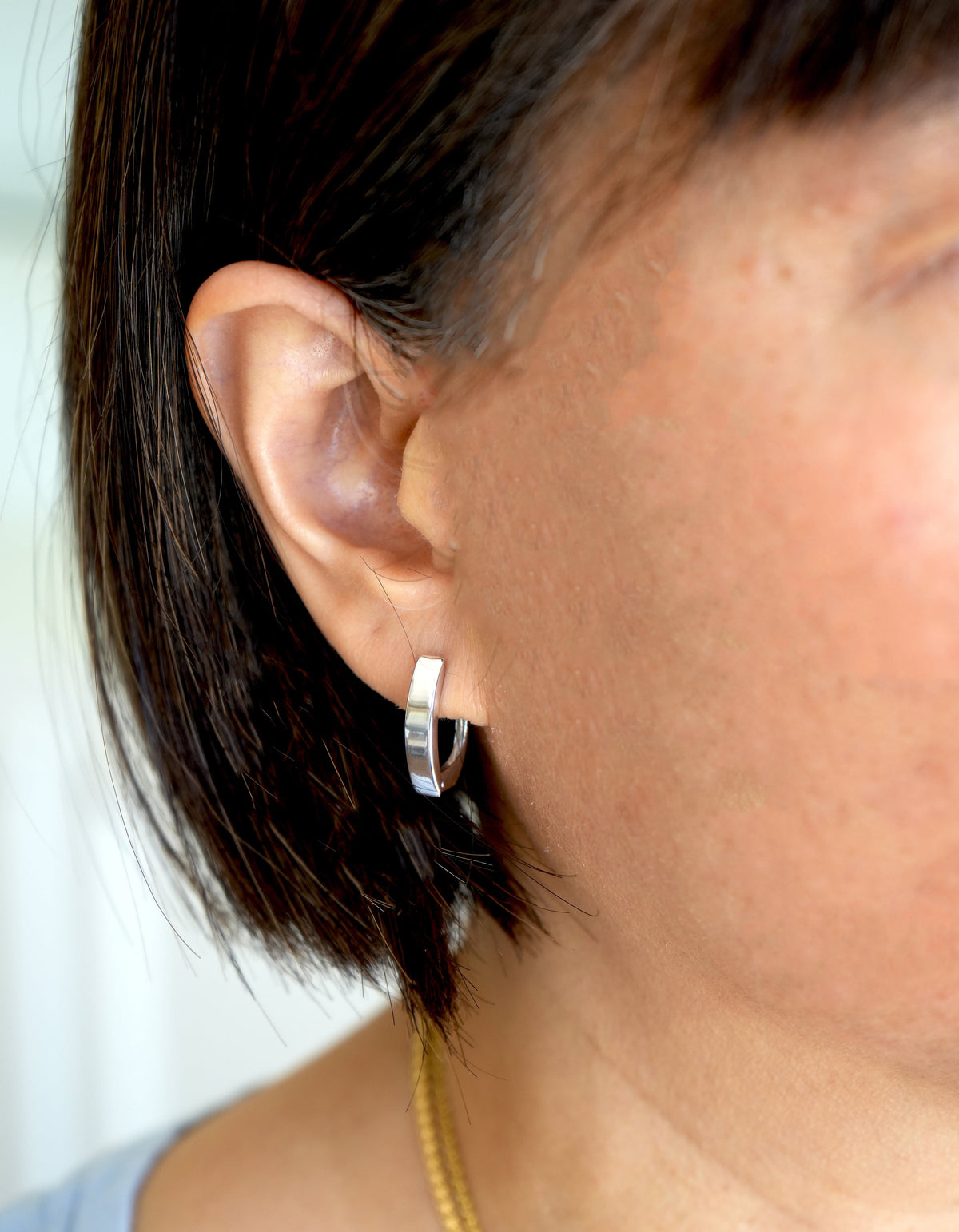14k white gold classic huggie hinged hoop earrings 19mm x 12mm x 4mm