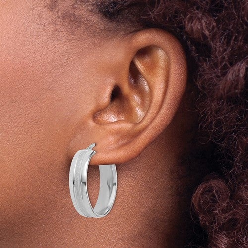 14k white gold round polished satin groove textured hoop earrings 25mm x 6.5mm