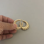 Indlæs og afspil video i gallerivisning 14K Yellow Gold Shrimp Scalloped Hollow Classic Hoop Earrings 33mm
