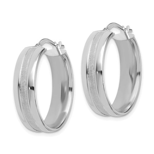 14k white gold round polished satin groove textured hoop earrings 25mm x 6.5mm
