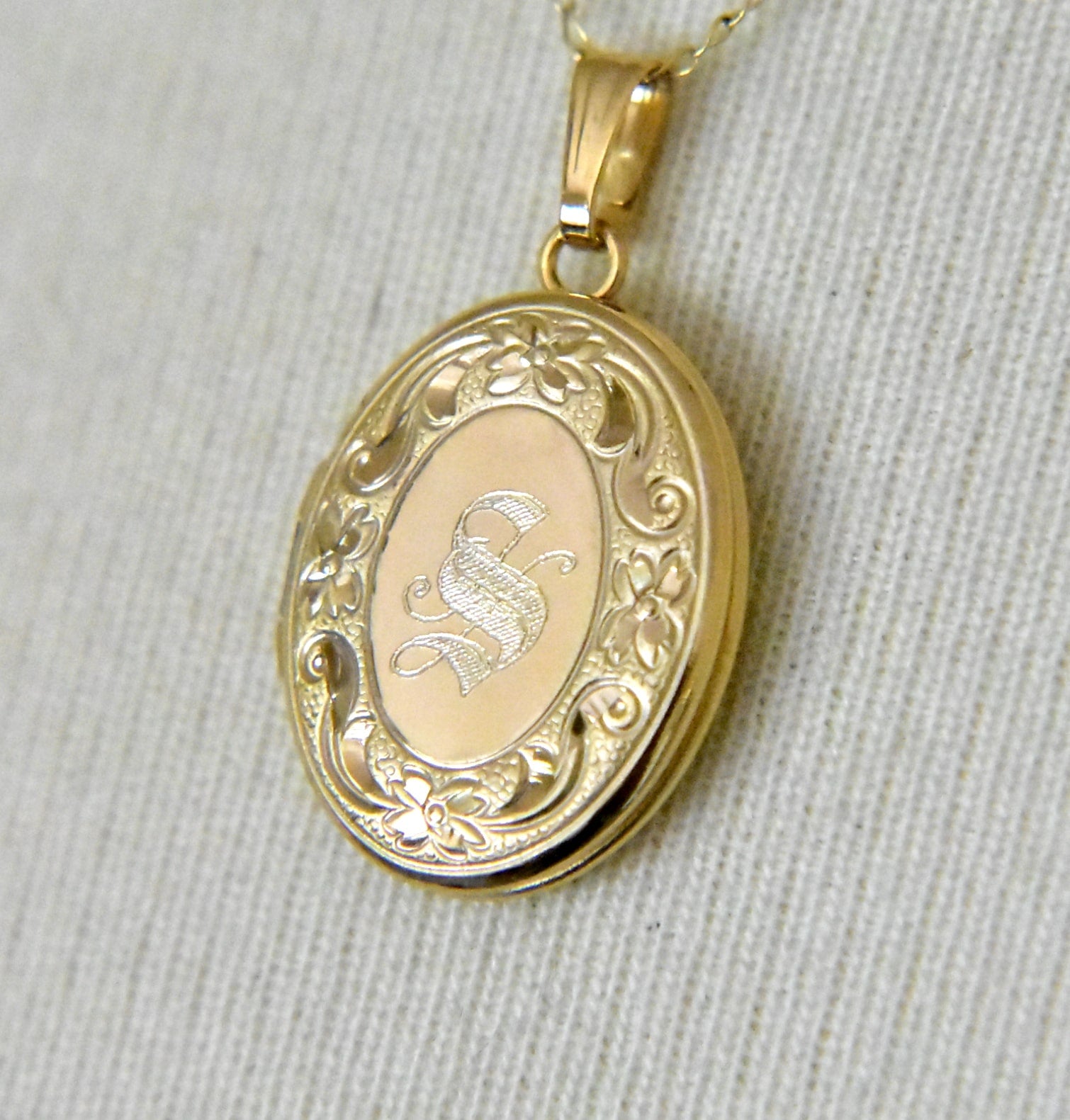 14k Yellow Gold 14mm x 17mm Floral Oval Locket Pendant Charm