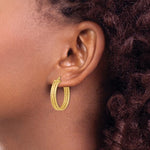 Lade das Bild in den Galerie-Viewer, 14k Yellow Gold Round Twisted Edge Grooved Hoop Earrings 24mm x 4.5mm
