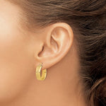 Lade das Bild in den Galerie-Viewer, 14k Yellow Gold Modern Contemporary Textured Round Hoop Earrings 24mm x 5mm
