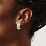 Kép betöltése a galériamegjelenítőbe: 14k White Gold Non Pierced Clip On Omega Back Quilted Textured Earrings
