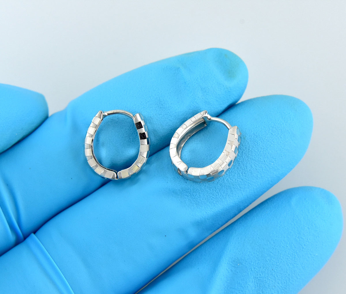 14k white gold diamond cut patterned classic hinged hoop huggie earrings